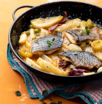 פילה מוסר ים ברוטב לימון בתוספת כרישה, שומר ופלפל אדום על מצע אורז לבן